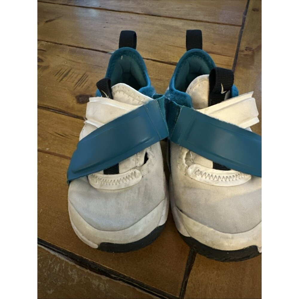 Nike Toddler Fly Ease Sneaker Shoes White and Teal Size 10
